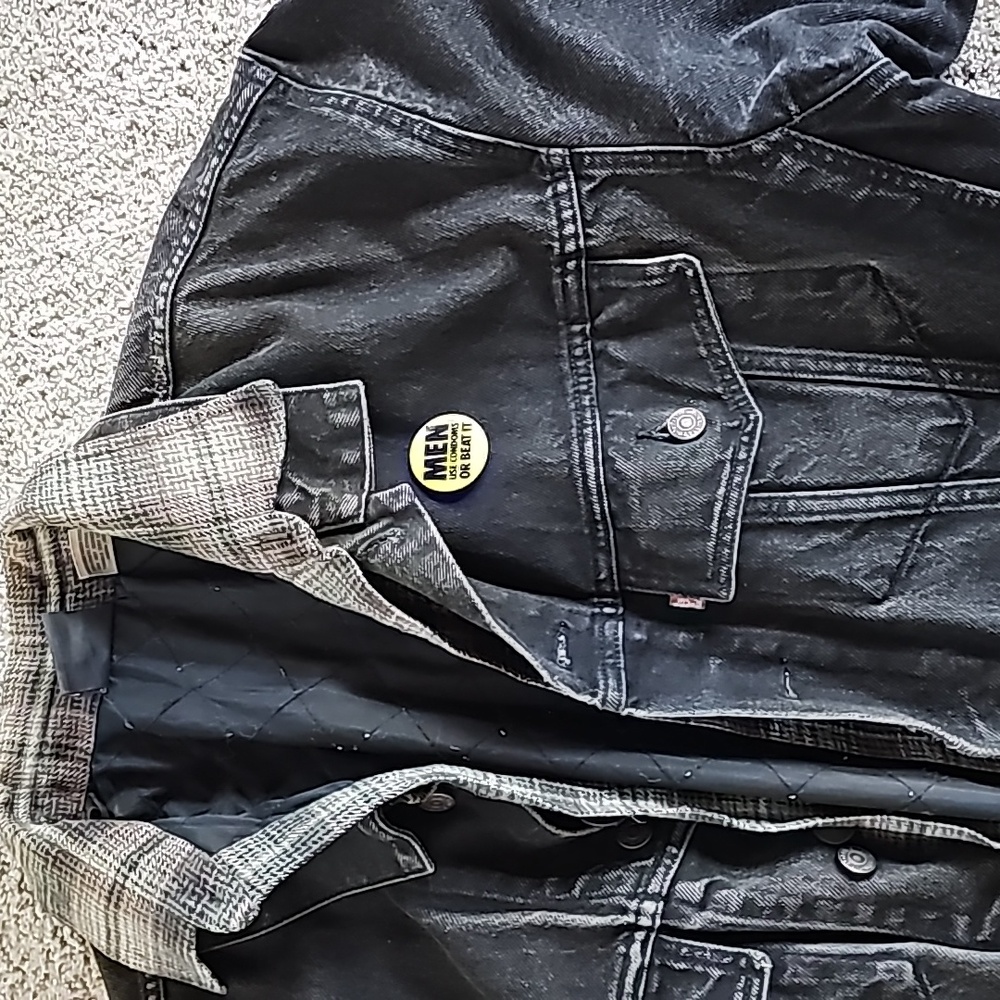 Levis trucker jacket circa 1989, Size medium. With Bullhead size medium insulat. - Picture 4 of 14